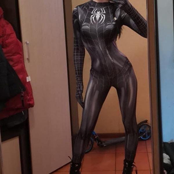 1. Halloween partisine seksi bir giriş yapmak isteyenler için tulum şeklinde örümcek kadın kostümü.