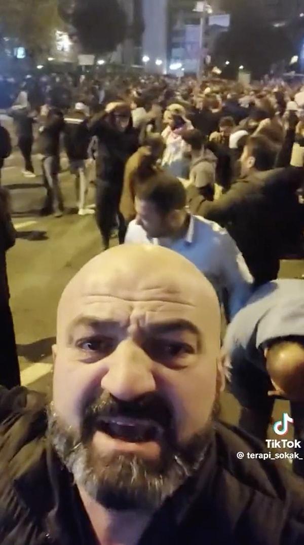 Protestolara katılan ve gazdan etkilenen kişi, "Cumhur ittifakına oy verenler, İslamın halifesi Erdoğan'dır diyenler" diyerek sözlerine başladı.