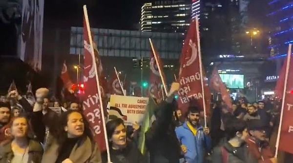 Aynı amaçla, İsrail'i protesto etmek için alanda bulunan İslamcı bir grup ise, TİP'lilerin "Siyonizme, faşizme, şeriata geçit yok" sloganına tekbir getirerek karşılık verdi.