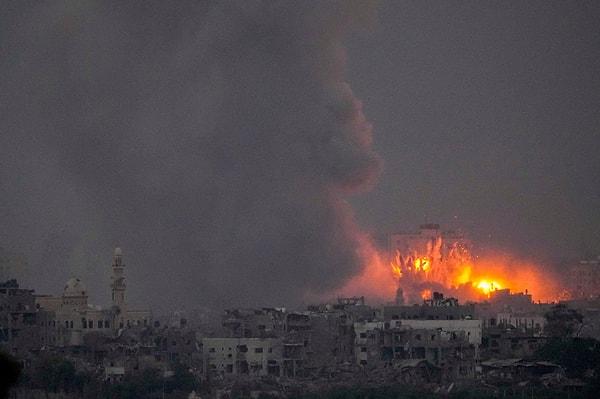 İsrail'in Gazze ablukası tüm yıkımıyla devam ediyor. Sanat ve spor dünyasından İsrail'e tepkiler büyüyor. Cezayir asıllı Fransız futbolcu Karim Benzema da Filistin'e destek verenler arasında yerini aldı.