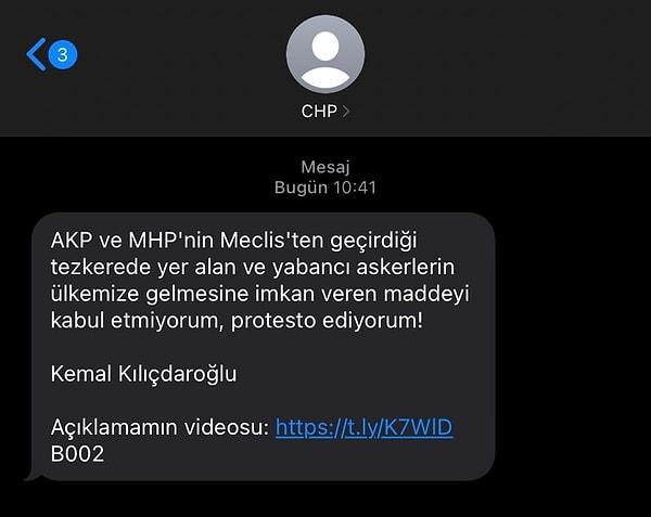 Son olarak vatandaşlara SMS gönderen Kılıçdaroğlu, “AKP ve MHP'nin Meclis'ten geçirdiği tezkerede yer alan ve yabancı askerlerin ülkemize gelmesine imkan veren maddeyi kabul etmiyorum, protesto ediyorum!” ifadelerini kullandı. CHP'nin gönderdiği mesajı Kılıçdaroğlu'nun konuyla ilgili açıklama videosu da eklendi.