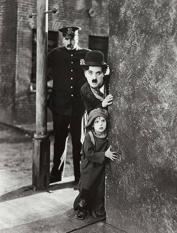 Filmde Charlie Chaplin hapishane gardiyanlarından kaçan bir mahkumu canlandırıyor. Bu sırada genç bir kadını boğulmaktan kurtararak zengin bir ailenin gözüne girse de, kurtardığı kadın ile evlenmek isteyen bir adam yakalanması için elinden gelen her şeyi yapıyor.