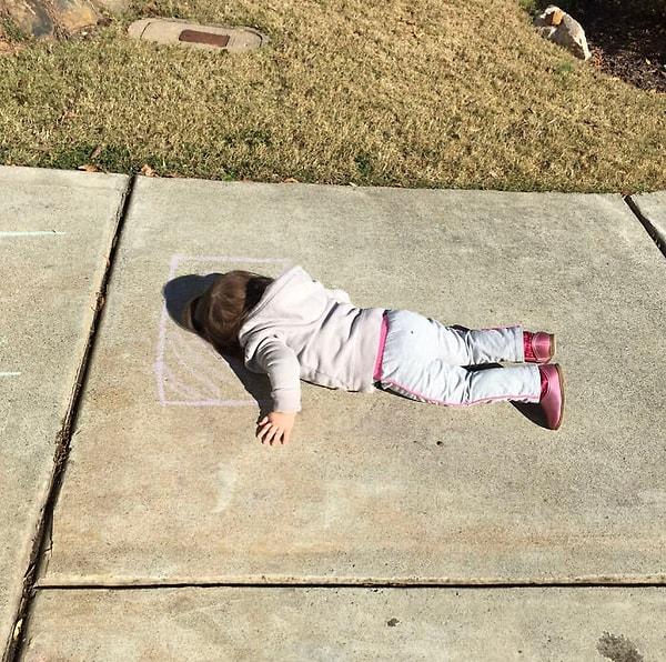 5. "2 yaşındaki kızım yola tebeşirle bir yastık çizdi. Sonra kestirmek için uzandı..."