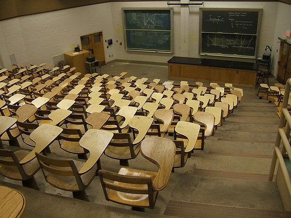 Eğer bir solak ve öğrenciyseniz sınıflardaki sandalyeler sizin için bir eziyet haline gelebilir.