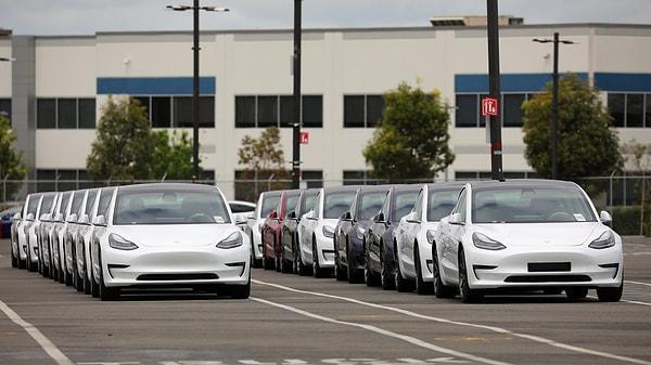 Elektrikli otomobil pazarında yaşanan sıkı rekabet nedeniyle yara alan Tesla, bazı modellerinde büyük indirimlere gitti.
