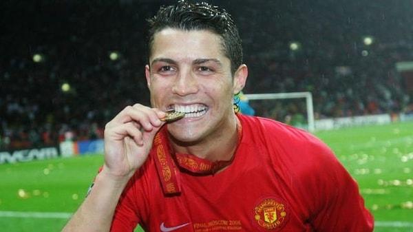 Genç yaşlarından beri gözde ve başarılı bir futbolcu olan Ronaldo, günümüzde 38 yaşında.