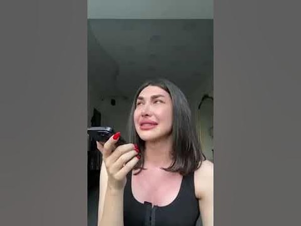 Hatırlarsanız ameliyat sürecinden sonra geçtiğimiz haftalarda babasını aradığı ve cinsiyet değiştirme operasyonu geçirdiğini ağlayarak anlattığı bir video paylaşmıştı.