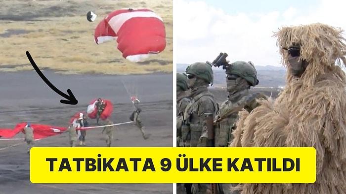 Kayseri'de Yapılan Askeri Tatbikata Türk Bayrağının Yere Düşmemesi İçin Koşan Paraşütçü Komandolar Damga Vurdu