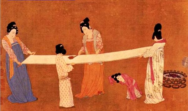Yüzyılın sonlarına doğru Çin'de, İmparator özel taharet kağıtlarının üretilmesini emretti. Bu, taharet için özel kağıt üretiminin ilk örneklerinden biri olarak kabul edilir.