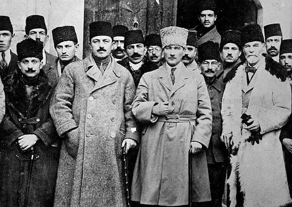 Mustafa Kemal Paşa, ilk olarak Amasya'da mücadele yemini etti. Vatanın bütünlüğünün tehlike altında olduğunu ve bunun için sonuna kadar savaşacaklarını ilan etti.