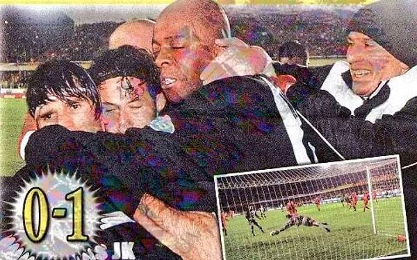 2002-2003 sezonu Beşiktaş'ın 100. yılıydı. Uzun yıllardır şampiyon olamayan Siyah Beyazlılar, 100. yıllarında şeytanın bacağını kırmak istiyorlardı.