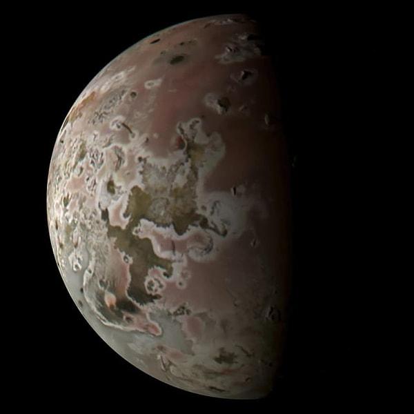 12. NASA'nın yeni yayınladığı, Ay'ın uydusu Io'nun fotoğrafı👇