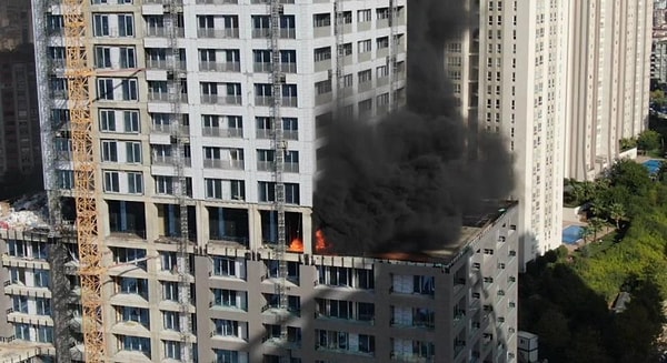 Yangın saat 14.30 sıralarında Ataşehir Örnek Mahallesi Gülnihal Caddesi üzerinde bulunan inşaat halindeki 40 katlı rezidansta meydana geldi.