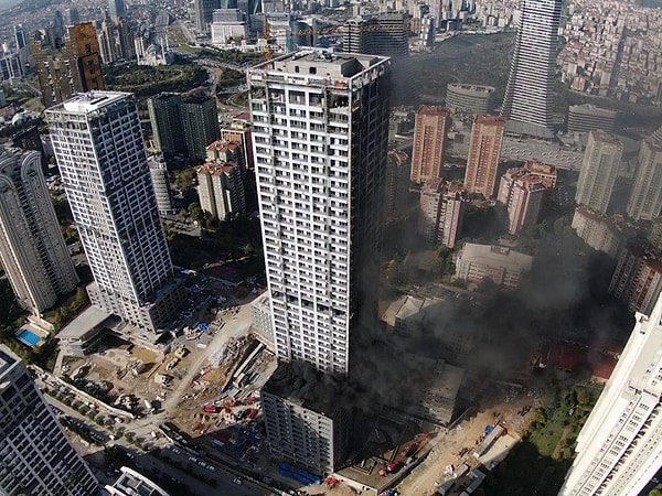 İddiaya göre, henüz bilinmeyen bir nedenle yangın çıktı. Yoğun duman ve yükselen alevleri gören çevredeki vatandaşlar durumu ekiplere bildirdi. İhbar üzerine adrese gelen polis ekipleri cadde üzerinde güvenlik önlemi alırken itfaiye ekipleri ise çıkan yangına müdahale etti. Yangında patlama sesleri duyuldu.