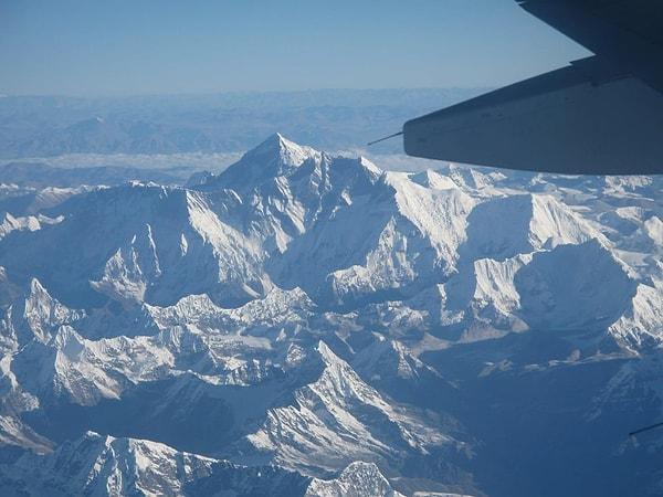 6. 2011 yılından Everest Dağı'nın bir görüntüsü👇