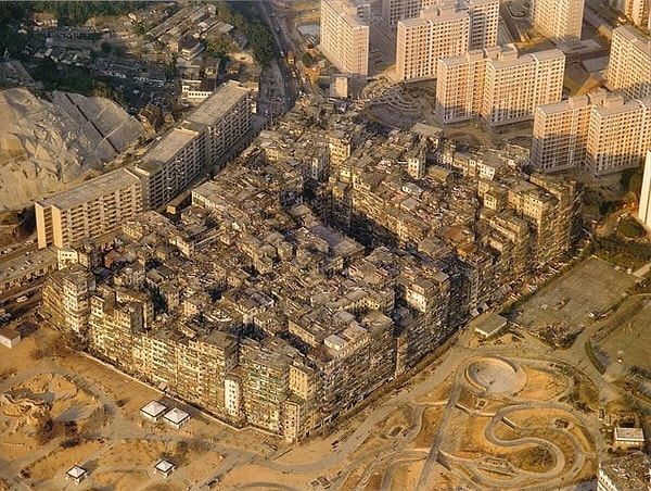 2. Gelmiş geçmiş en yoğun nüfusa sahip, büyük oranda denetimsiz bir şehir olan Kowloon Walled City👇