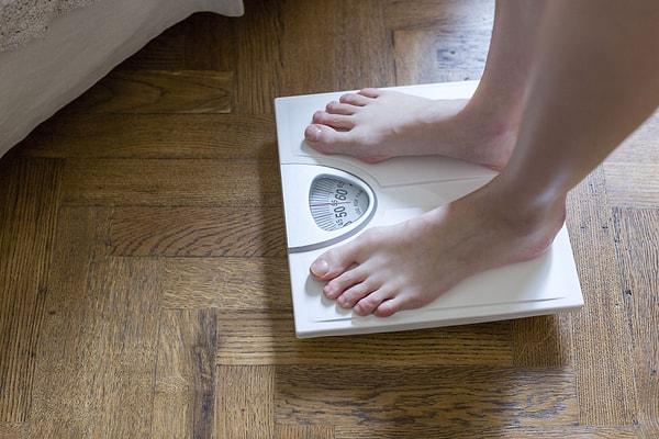 8. Gerçekte kaç kilo olduğunuzu görmek için her gün kilonuzu ölçmeyin. Haftalık aralıklarla ölçüp, kıyaslayın.