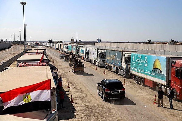 İsrail, Mısır’da bulunan Refah Sınır kapısının açılmasına izin vermiyordu ancak bu sabah saatlerinde sınır kapısı açılarak Birleşmiş Milletlere bağlı yardım tırları kente giriş yaptı.
