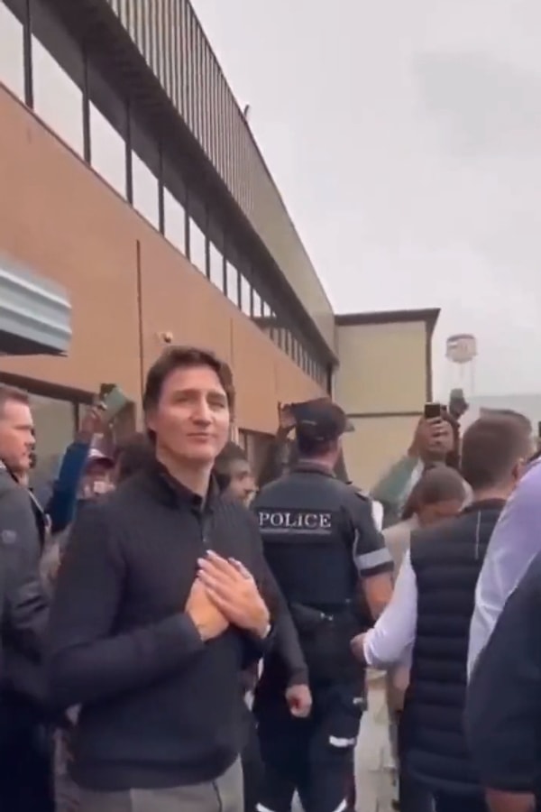 Camide bulunanlar, İsrail’e verdiği destek sebebiyle Trudeau’yi protesto etti.