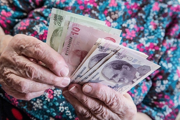Emekli maaşlarına enflasyon zammı dışında eklenecek refah zammı ile zam oranı toplam yüzde 50'yi geçebilir. Ocak ayında zam oranı yüzde 50 olarak karşılaştırılırsa emekli maaşlarının artışına 9.73 puan refah payı eklenmiş olacak.