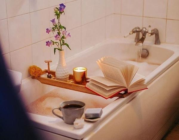 Ayrıca, banyo deneyiminize bir kitap veya dergi eklemenin önemi çok büyük.