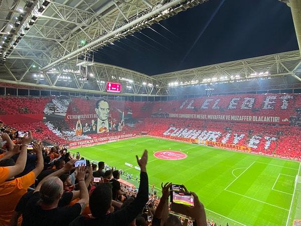 Galatasaray taraftarları Beşiktaş maçı öncesi muhteşem bir koreografiye imza attı.