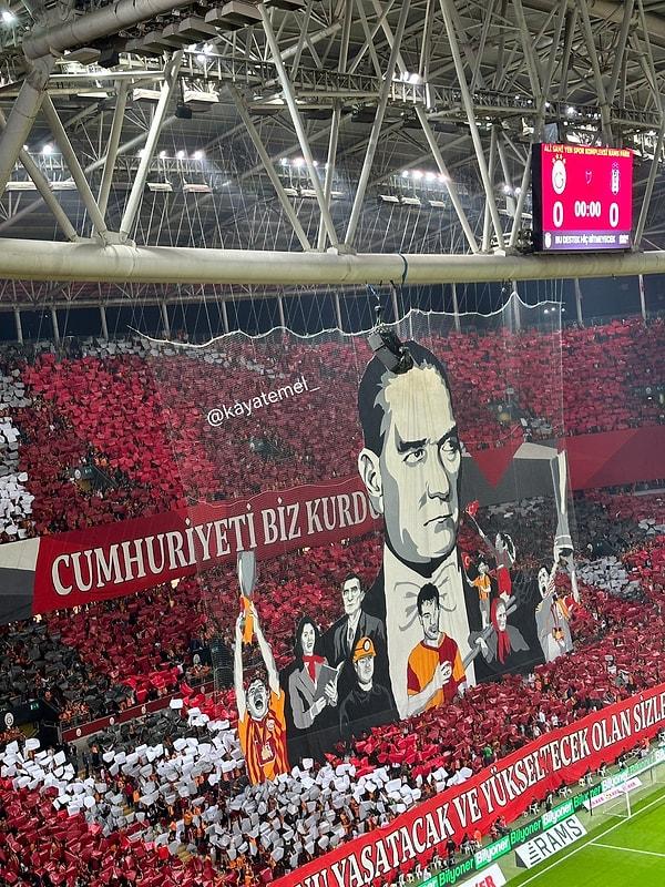 Mustafa Kemal Atatürk'ün, "Cumhuriyeti biz kurduk, onu yaşatacak ve yükseltecek olan sizlersiniz!" sözleri koreografide yer aldı.