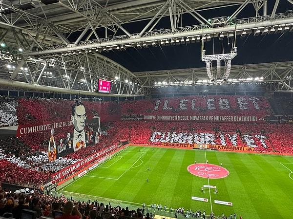 23. Stadyumlarda da Cumhuriyet coşkusu yaşanıyor. Galatasaray taraftarları Beşiktaş derbisi öncesinde yaptıkları koreografi ile ortaya görsel bir şölen çıkarttılar.