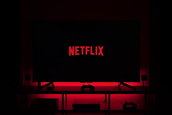 Yayınladığı raporun sonunda ücretlerine tekrar zam yapacağını açıklayan Netflix, Amerika için olan rakamları açıkladı. Temel plan 10 dolardan 12 dolara, Premium planı ise 20 dolardan 23 dolara yükseltildi.