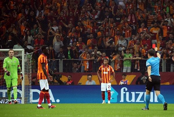 Dakikalar 30'u gösterdiğinde Beşiktaş defansının yaptığı hata sonucunda Mert Günok kırmızı kart görerek takımını 10 kişi bıraktı. İlk yarı Galatasaray'ın üstünlüğüyle sona erdi.