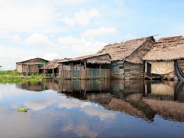 Iquitos, hem Peru'nun başkenti Lima'ya oldukça uzak hem de kara yolundan ulaşılması imkansız bir yer. Bu şehre yalnızca tekne ve bot yardımıya ulaşabilirsiniz.