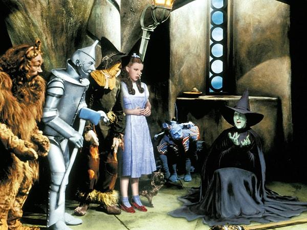8. "Ne kadar çok popüler bir çocuk filmi olsa da 'Oz büyücüsü' filmi bazı karakterleri ile korku filmlerini aratmıyor...'
