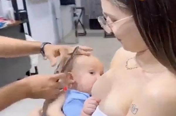 Bir berber dükkanında bir bebeğin saçı, annesi bebeği emzirdiği sırada kesildi.