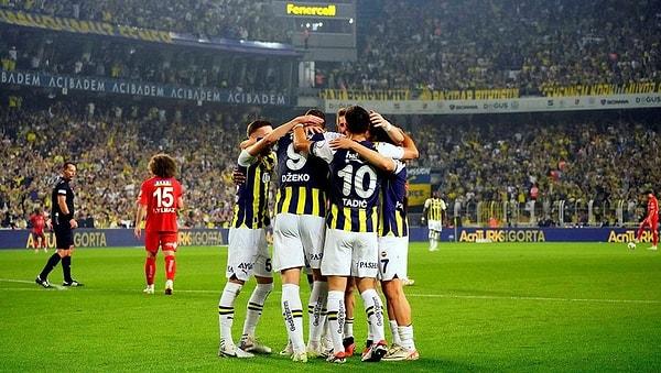 İstanbul'da oynanan Fenerbahçe-Hatayspor karşılaşmasının galibi Fenerbahçe oldu. Liderlik koltuğunu koruyan sarı lacivertli takım Hatayspor'u evinde 4-2 mağlup etti.