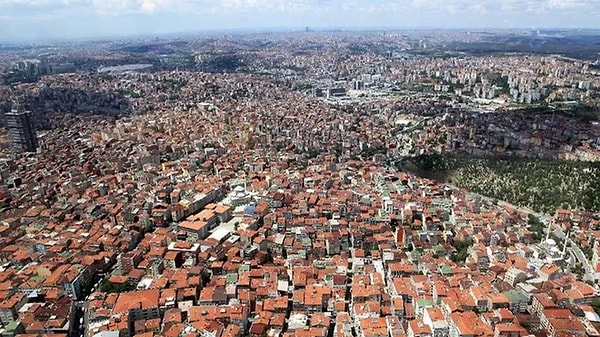 Yılmaz ayrıca, İstanbul'daki yapı stokunun yenilenmesi için devam eden çalışmalardan da söz etti. 2012'de çıkan '6306 Sayılı Afet Riski Altındaki Alanların Dönüştürülmesi Hakkındaki Kanun' sayesinde, yapı stokunun yenilenmesi süreci hızlandı. Bu süre zarfında, yaklaşık 100 bin yapı riskli olarak ilan edildi ve bu yapıların yüzde 90'ı yıkılarak yerine yeni yapılar inşa edildi.