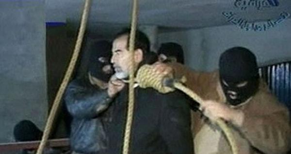 2003 senesinde ise Irak, ABD'nin ve Birleşik Krallık'ın öncülüğünü yaptığı bir koalisyon sonucu işgal edilmiş, Saddam Hüseyin 2006 yılında asılarak idam edilmişti. Aranızda hatırlayanlar elbet vardır, Saddam Hüseyin'in asıldığı 30 Aralık günü Kurban Bayramı'nın ilk günüydü.