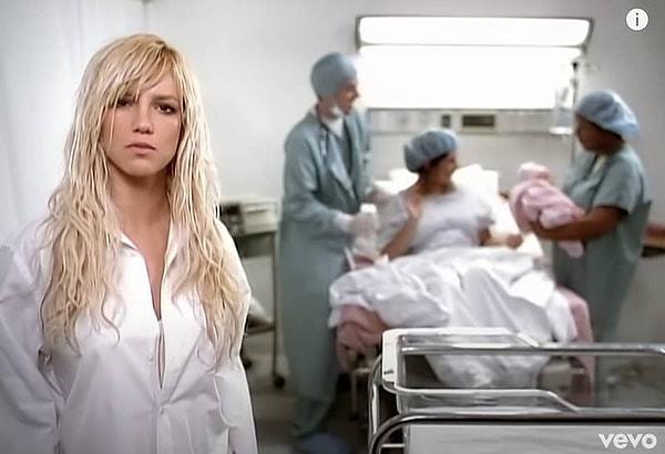 Britney'nin çocuğunu aldırması da "Everytime" klibine çok daha farklı bir anlam katıyor. Britney, klipte intihar düşünceleriyle pençeleşirken bir bebeğin doğumunu görüyor, akabinde de küvette intihar ettiğini görüyoruz.