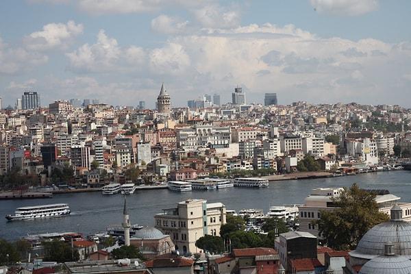 Türkiye nüfusunun resmi TÜİK verilerine göre, yüzde 18,65'i İstanbul'da yaşıyor. Mülteci nüfusunun da özellikle ilk yıllarda çoğunluğunu alan İstanbul, bir de yabancıların konut satışıyla vatandaşlık ediniminde gözde olunca, gayriresmi tahminlere göre çok daha kalabalık bir şehir.