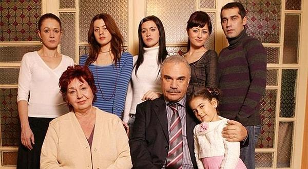 2006 yılında hayatımıza giren ve Türk dizi tarihinin en sevilen dizilerinden biri olmayı başaran Yaprak Dökümü, hala özellikle yaz dönemlerinde gündüz kuşağında yayınlanıyor.