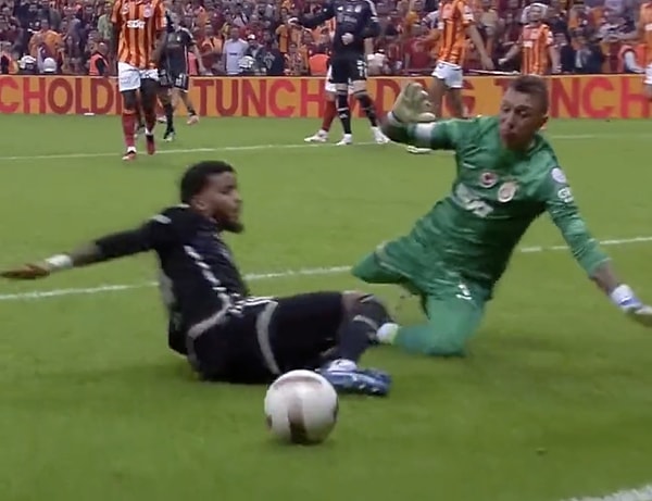 Galatasaray'ın 37 yaşındaki deneyimli kalecisi Fernando Muslera, Beşiktaşlı Valentin Rosier'e yaptığı müdahale ile dünya basınında kendisine yer buldu.