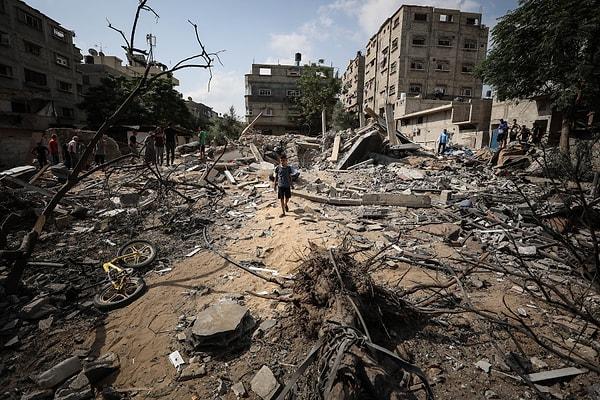 İsrail ordusu Hamas'ın 7 Ekim saldırısından bu güne Gazze'yi tam ablukaya aldı. İsrail'in Gazze saldırılarında 5 bin 87 Filistinli yaşamını yitirirken, yaralıların sayısı 15 bin 273'e yükseldi.