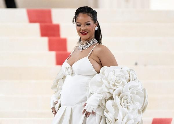 ‘Oh be sonunda’ dedirten haber geldi.. Müzik dünyasının en önemli yıldızlarından olan be uzun süredir sahnelerden uzak kalan Barbadoslu şarkıcı Rihanna sahnelere fırtına gibi dönüyor.