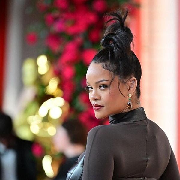 Rihanna 32 milyon sterlinlik (yaklaşık 40 milyon dolar) anlaşmayla sahnelere dönüyor.