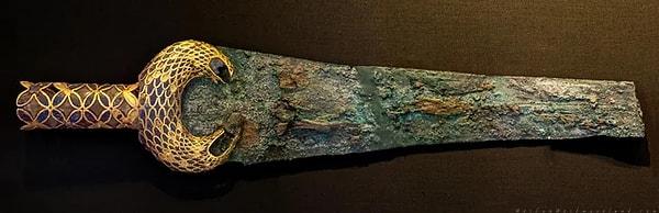 9. Altın kabzalı Miken bronz kılıcı. Kabza ve omuzun lapis lazuli ile kaplandığı emaye işi tekniğiyle dekore edilmiştir. Kabza tasarımı iki kartal başıyla bitiyor. (M.Ö 16. Yüzyıl)