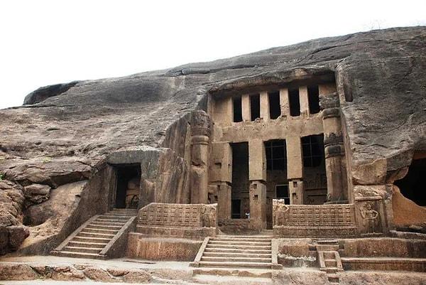 11. Hindistan'da M.S 1. yüzyılda oyulmuş bir dağa inşa edilen Kanheri mağaraları.