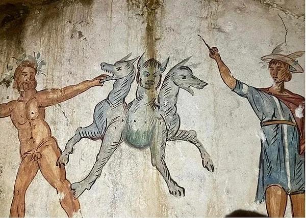 12. Napoli yakınlarındaki, mitolojik sahnelerin tasvir edildiği 2000 yıllık mezar. Burada resmedilen ruhların kaçmasını önlemek için Yeraltı Dünyasını koruyan üç başlı köpek Cerberustur.