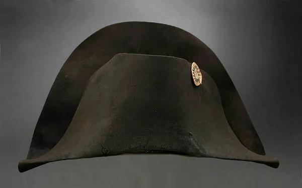 13. Napolyon'un Rusya seferi sırasında giydiği şapkalardan biri. (1812)