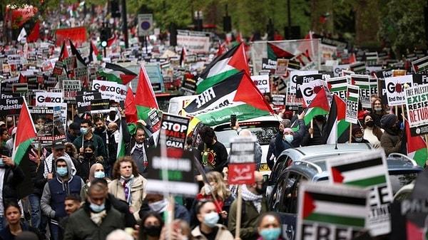 İngiltere'de düzenlenen Filistin'e destek yürüyüşleri için Rishi Sunak, "Haftasonu sokaklarımızda nefret söylemini gördük. Her ne kadar insani olarak Filistinlilerin yanındayız desek de, İngiltere'de Yahudi karşıtlığına izin veremeyiz" ifadelerini kullandı.