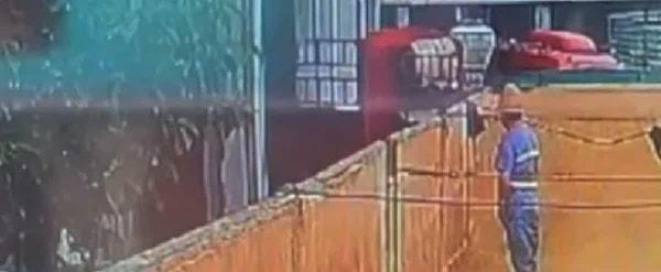Videoda bira fabrikası deposunda çalışan bir erkek işçinin yüksek duvarlı bir bira tankına tırmanarak idrarını buradan aşağıya yaptığı görülüyor.