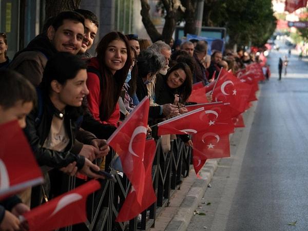 Türkiye'nin önde gelen gazetecilerinden Candaş Tolga Işık ve Fatih Altaylı, hükümetin Cumhuriyet'in 100.Yılı'na yakışan kutlamalardan çok uzak bir noktada olduğunu savundu.